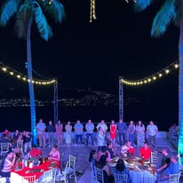 Montaje con mesas rojas